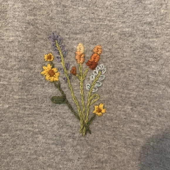 Gildan Gray T-shirt Custom Embroidered Floral Design - Picture 3 of 8